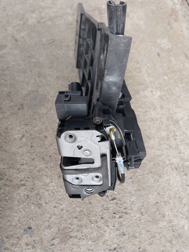 Замок дверей задніх Ford Fiesta mk7 08-12 8A6AA26413AE б/в