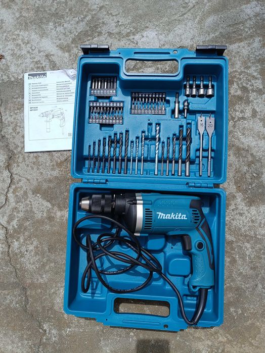 Makita Hp1631Kx3 Wiertarka Udarowa w Walizce 710w  74-częściowy Zestaw