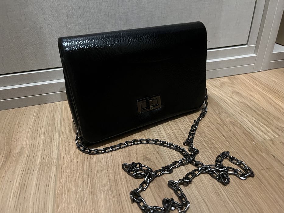 Mala preta com alça em metal