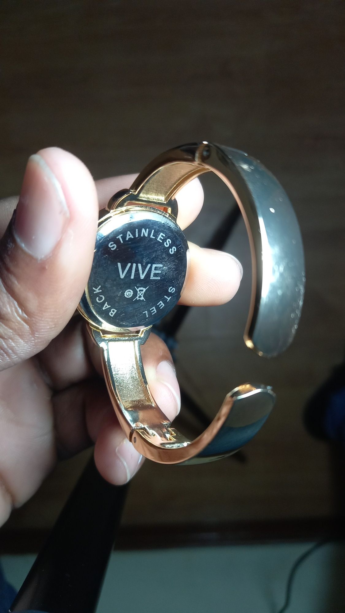Relógio Elegante de Pulso com Pulseira Aberta Dourada