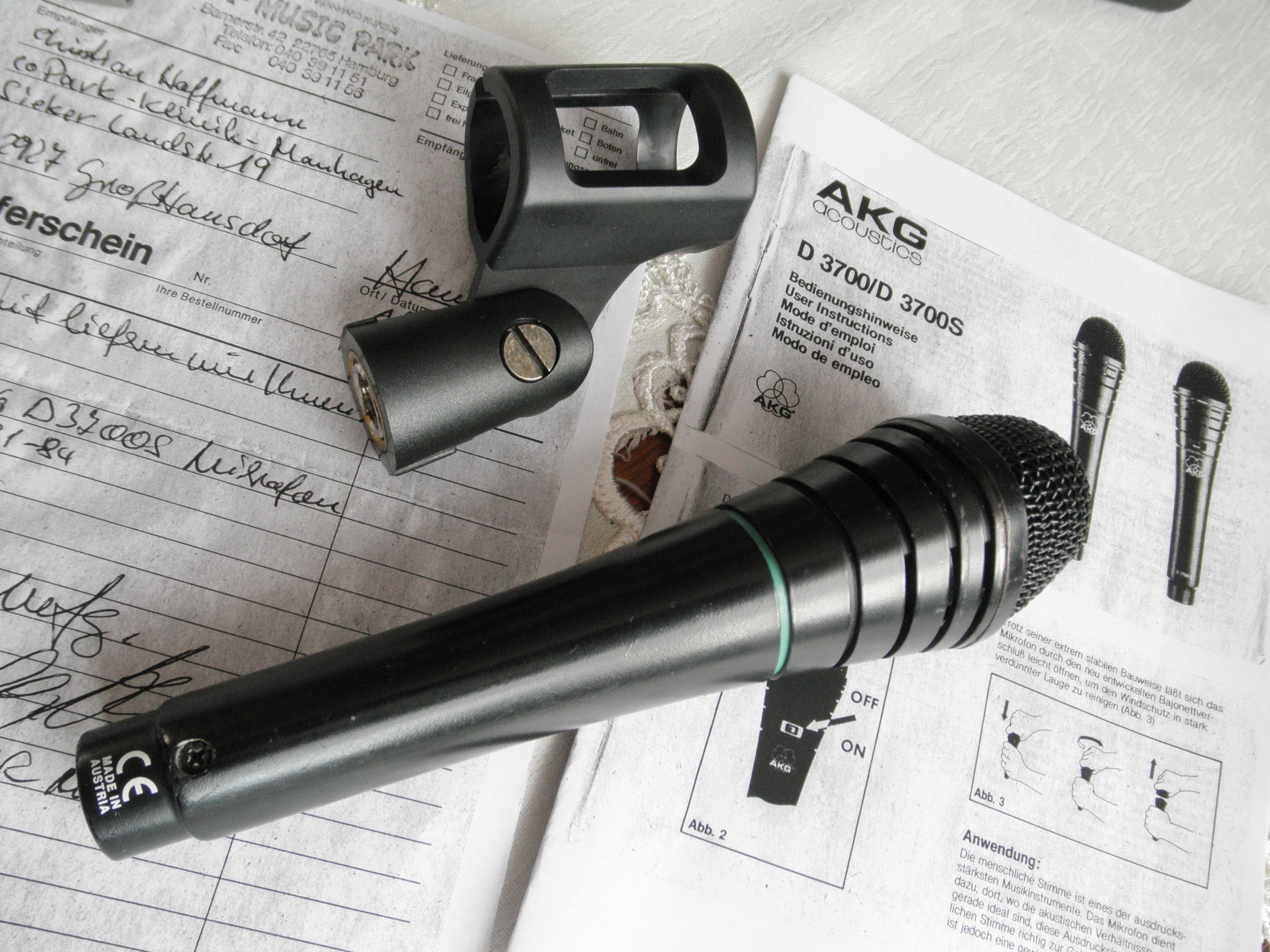 Mikrofon AKG D 3700. Dynamiczny , wokalowy .