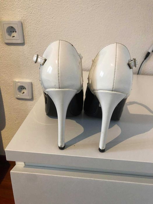 Sapato em verniz preto e branco