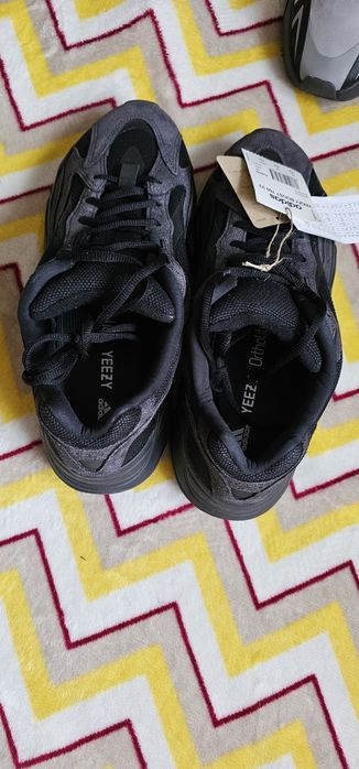 YEEZY Boost 700 V2 Vanta Rozmiar 44 2/3