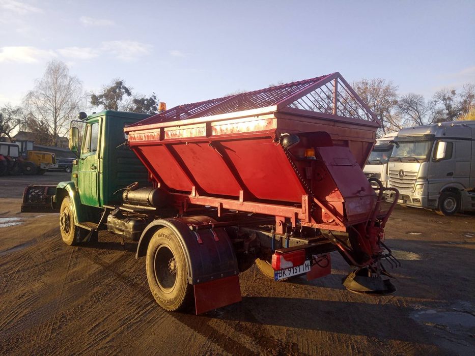 КДМ Зил 4331 піскорозкидач з відвалом