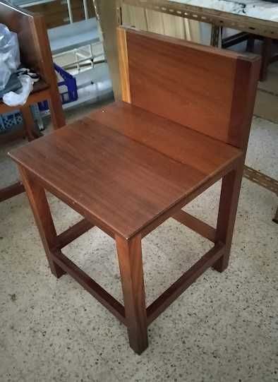 Cadeira / poltrona em madeira maciça