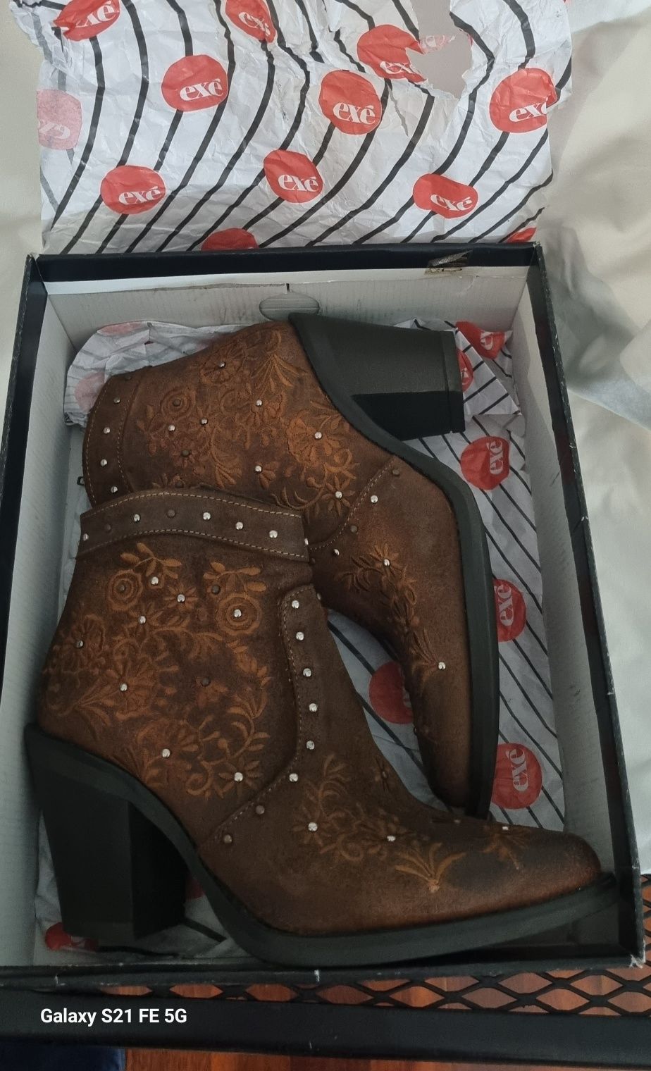 Botas de cano curto em pele