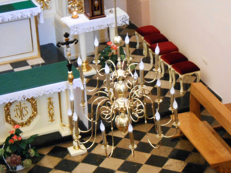 Duży mosiężny żyrandol