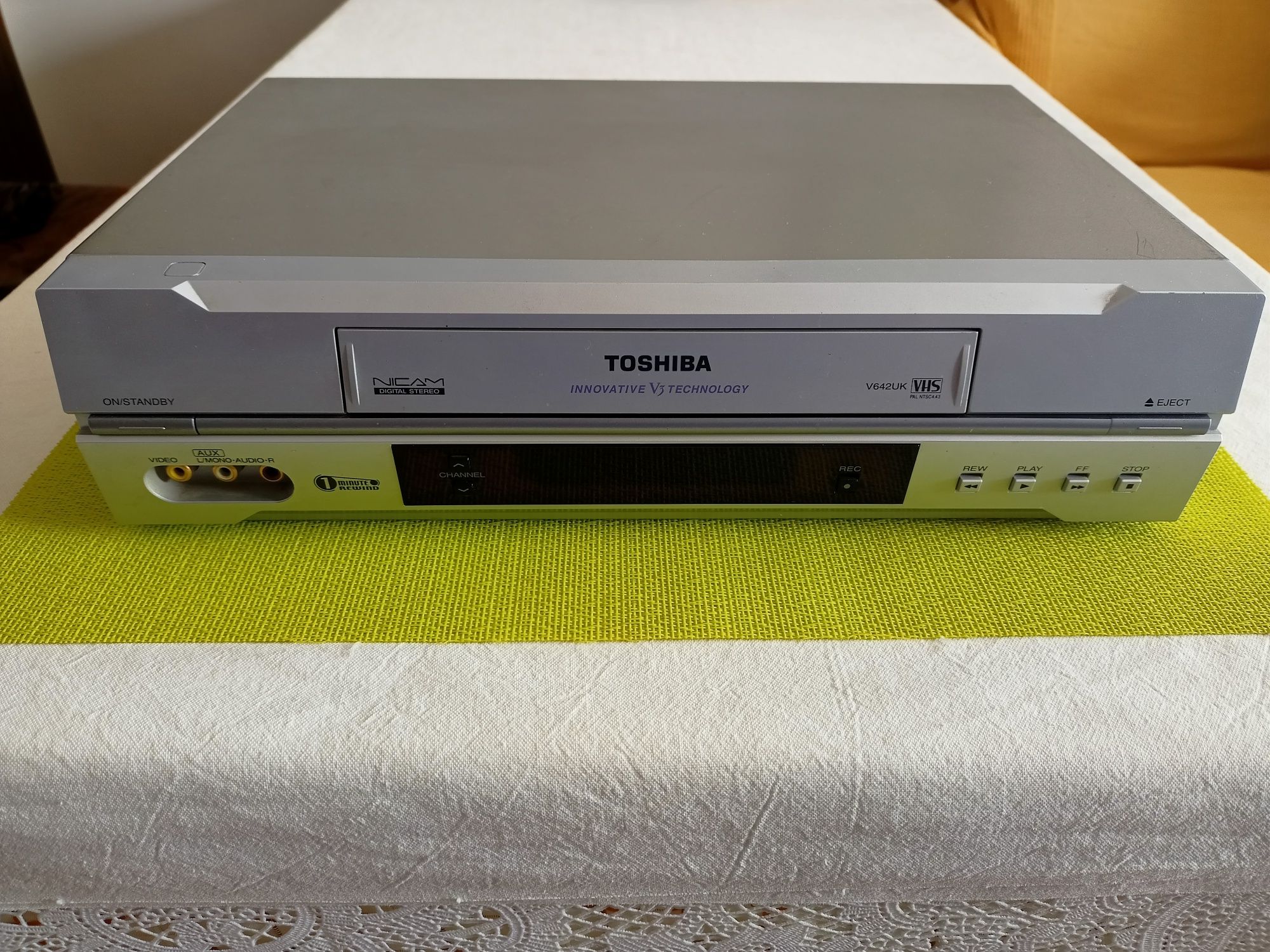 Odtwarzacz VHS - TOSHIBA ( uszkodzony )