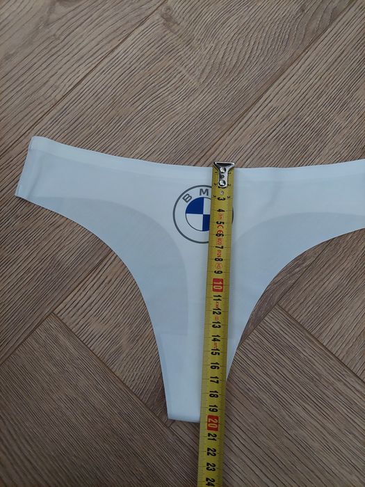 Białe stringi bmw