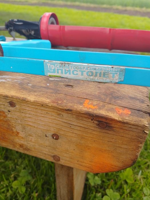 Пистолет (полузакритый-1шт,скелетообразный-1шт)для силикона,герметика.