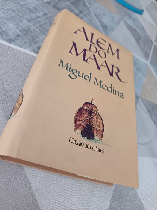 Livro "Além do Maar" de Miguel Medina