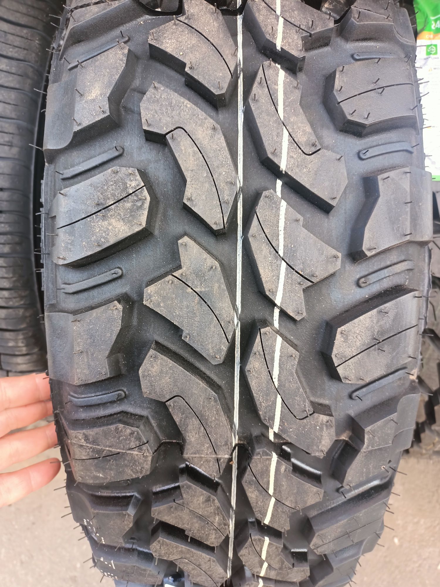 Продам шини 265 70 16. Bridgesstone Dueler HP