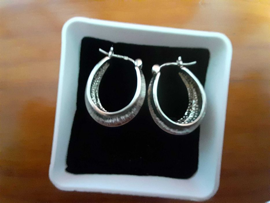 Brincos em prata contrastada, Novos