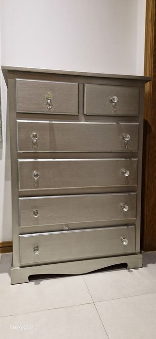 Cómoda de pinho prateada