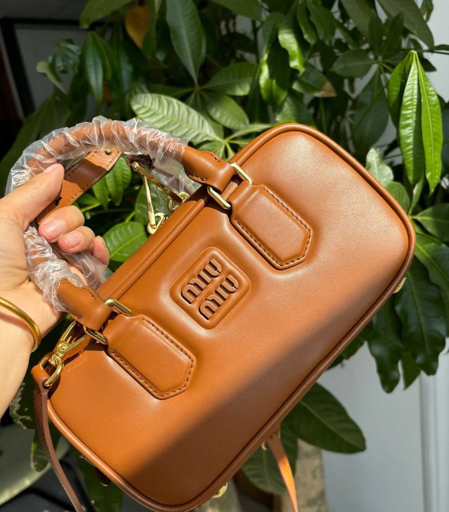 Must-have: Brązowa Torba Miu Miu - Klasyka i Styl