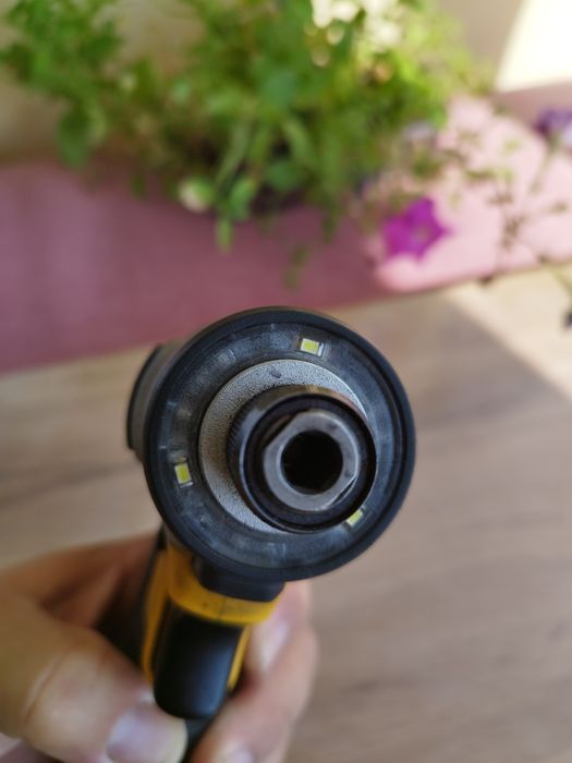 Ударный винтоверт Dewalt dcf 815