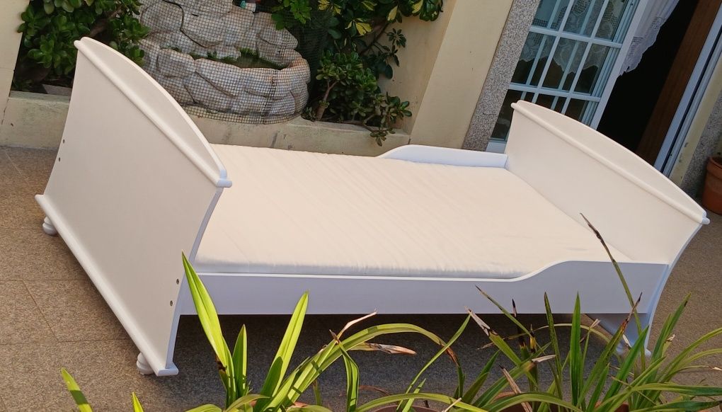 Vendo CAMA de SOLTEIRO com estrado e COLCHÃO em madeira MACIÇA c/ nova