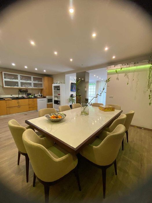 Mesa de sala em mármore com 8 cadeiras, usada apenas 3vezes