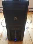 Komputer gamingowy z monitorem