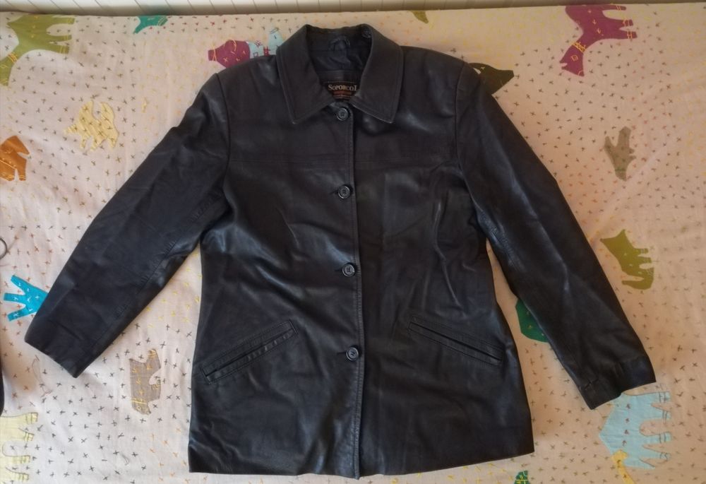 Casaco em pele, modelo vintage de cor preta, tamanho 36