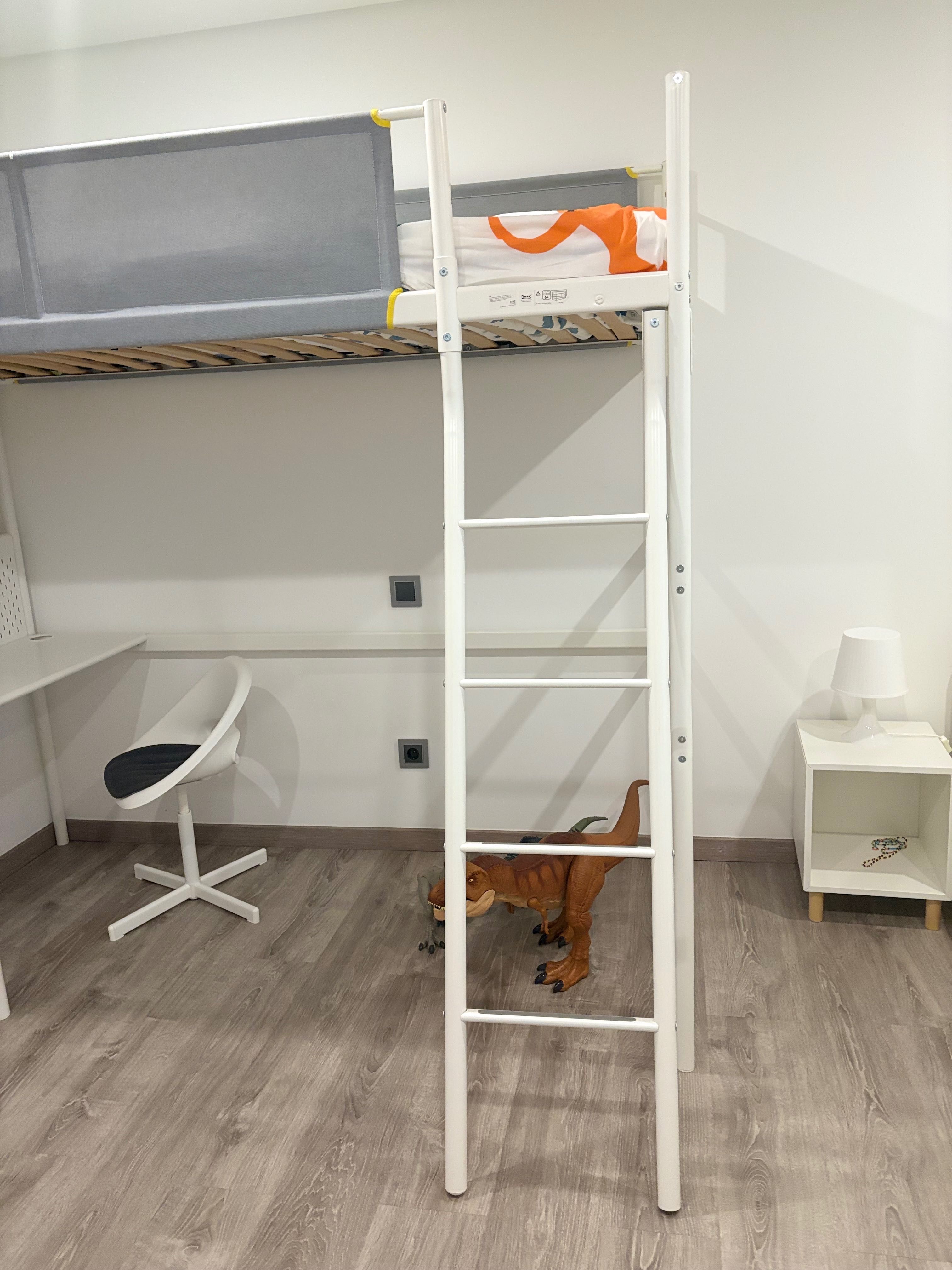 Cama alta com secretaria IKEA