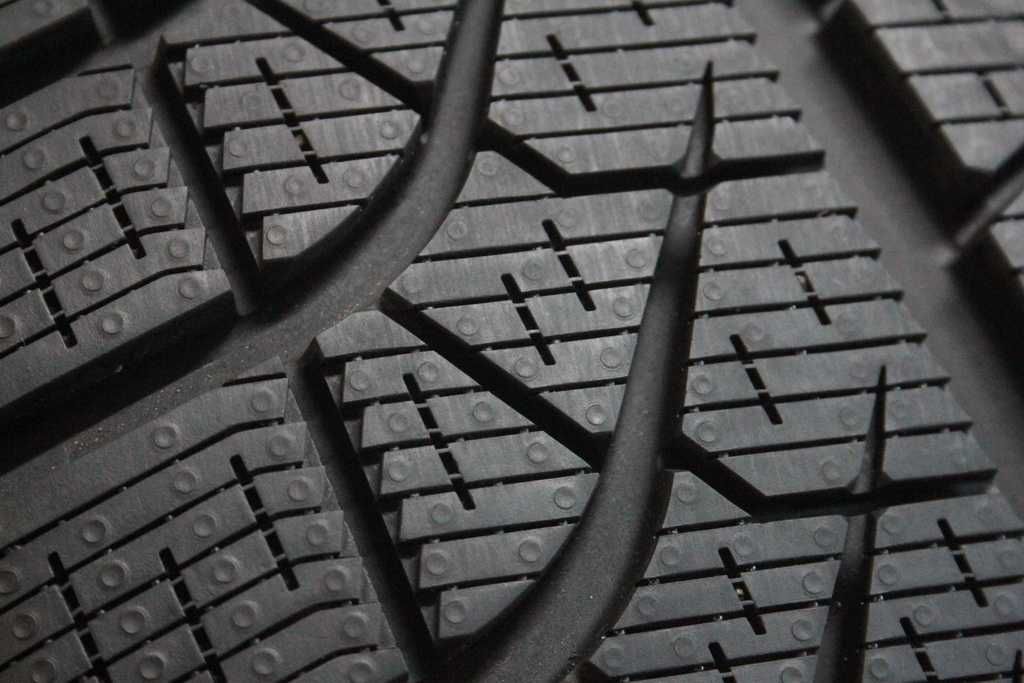 285/30/22 Pirelli P Zero Winter 285/30 R22 101W XL