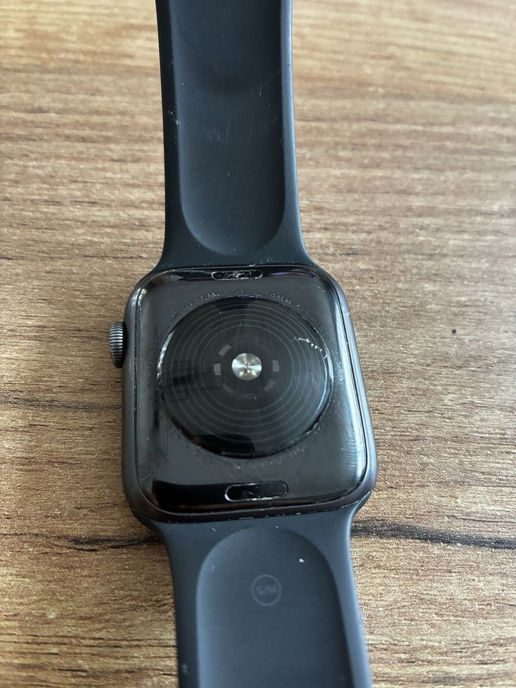 Apple Watch SE 44, uszkodzony