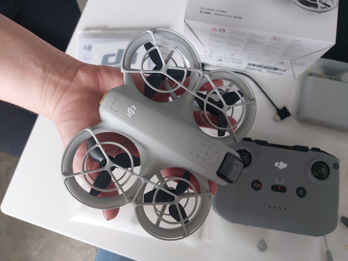 Квадрокоптер дрон DJI Neo Fly More Combo