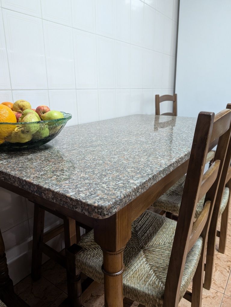 Conjunto mesa e quatro cadeiras