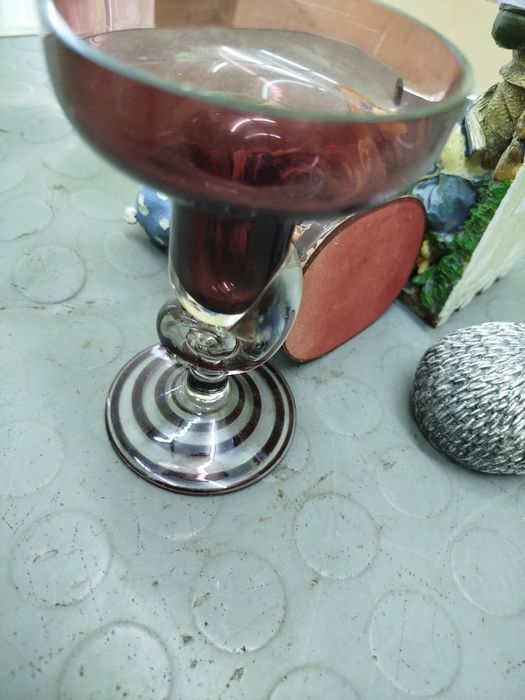 Mały wazonik dekoracyjny szklany i figurki