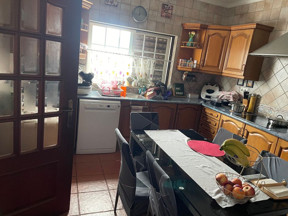 Vende moradia geminada