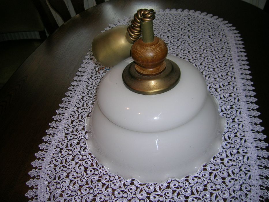 lampa kuchenna biała z falbanką