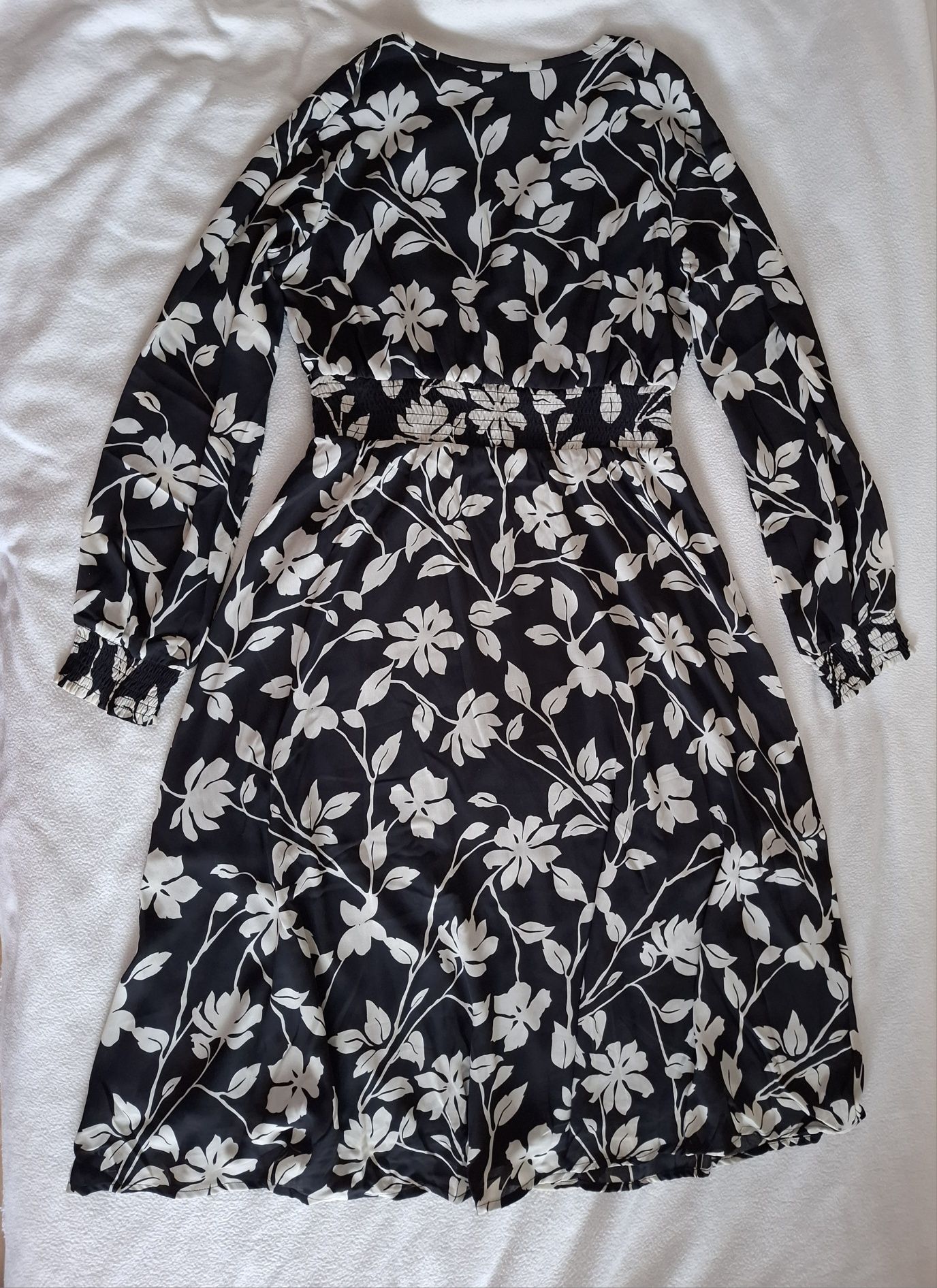 Czarna sukienka midi w kwiaty 38 M