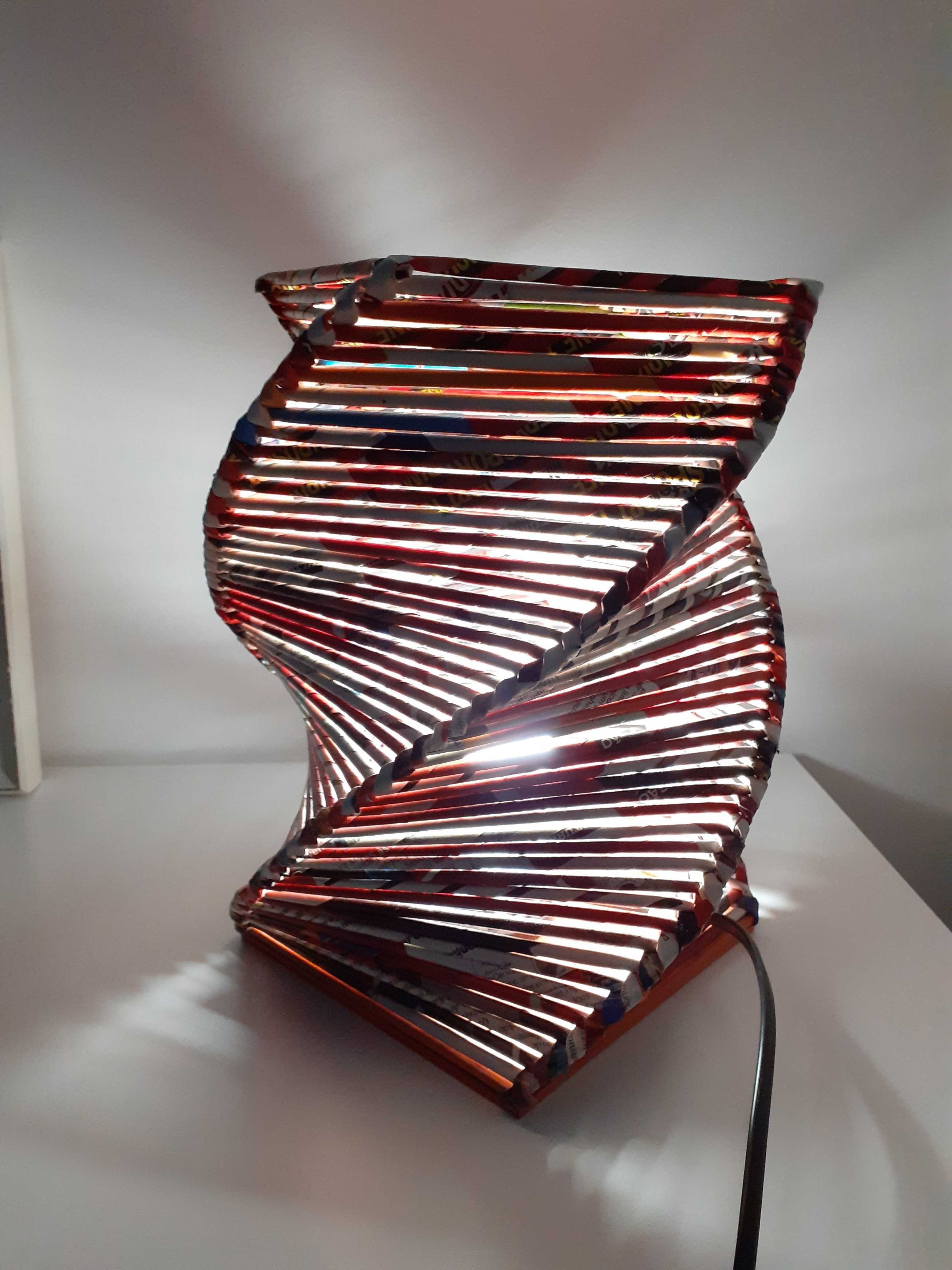 Candeeiro de mesa (A26cm x D20cm)