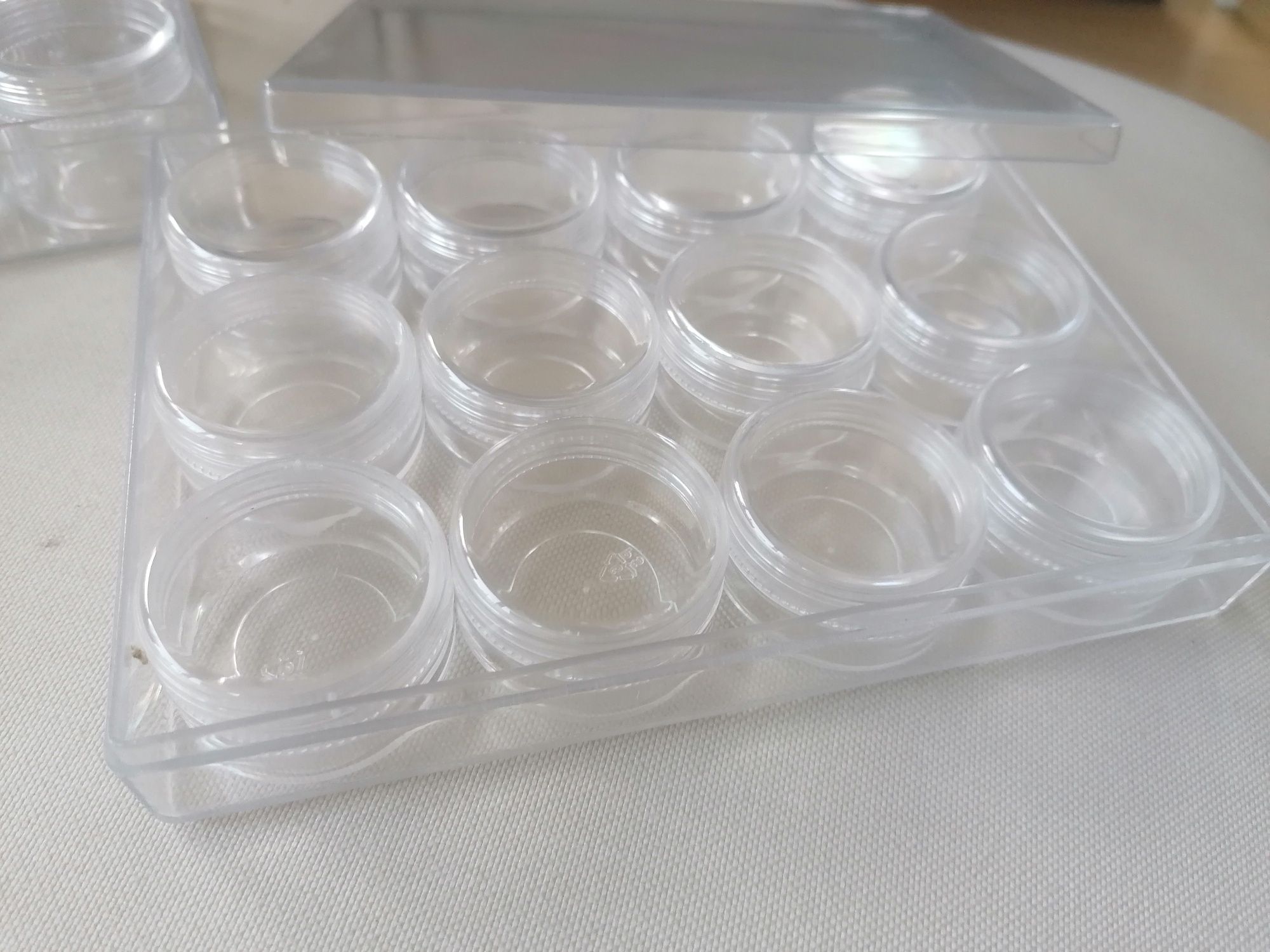 Caixas pequenas em plástico
