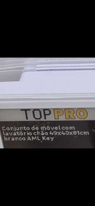 Lavatório com móvel e torneira
