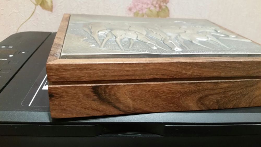 Шкатулка серебряная с редких пород деревьев)