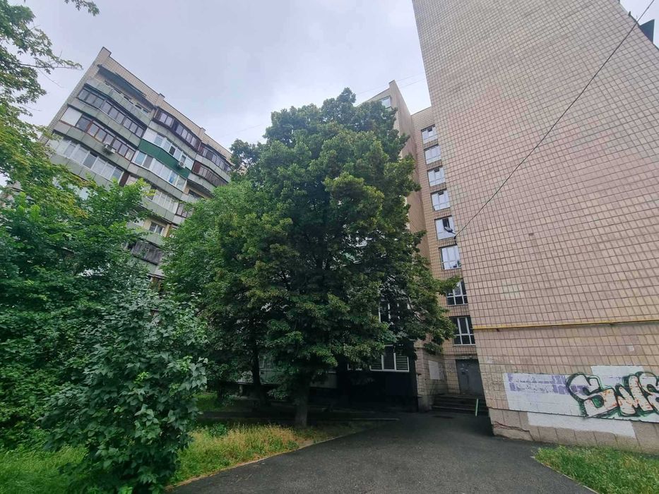 Продам 1 кім кв. вул. Копилівська  10 а на Куренівці