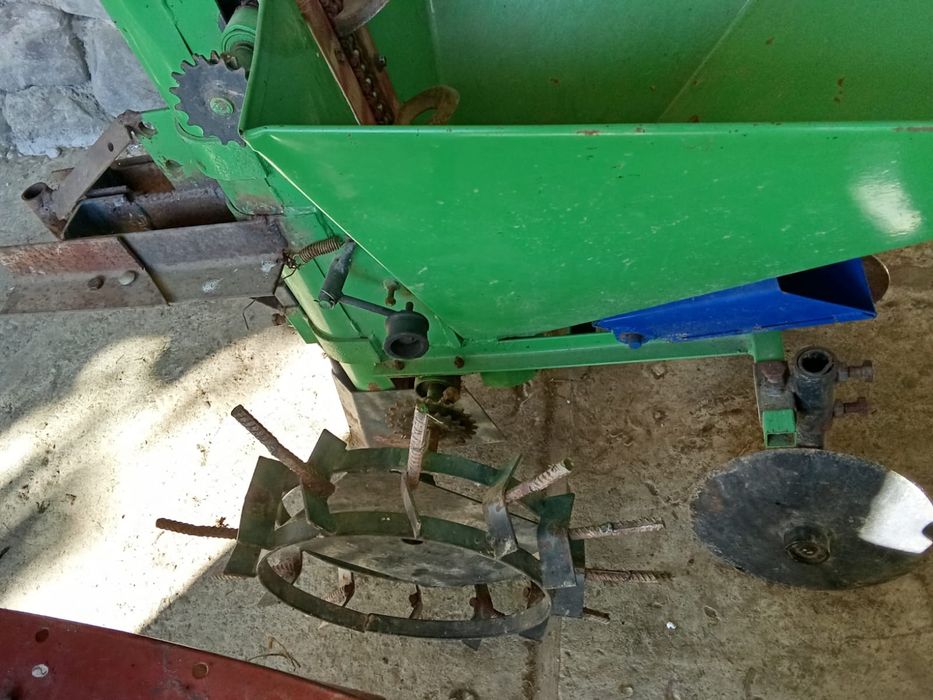 Продам картопелесаджалку для мотоблока