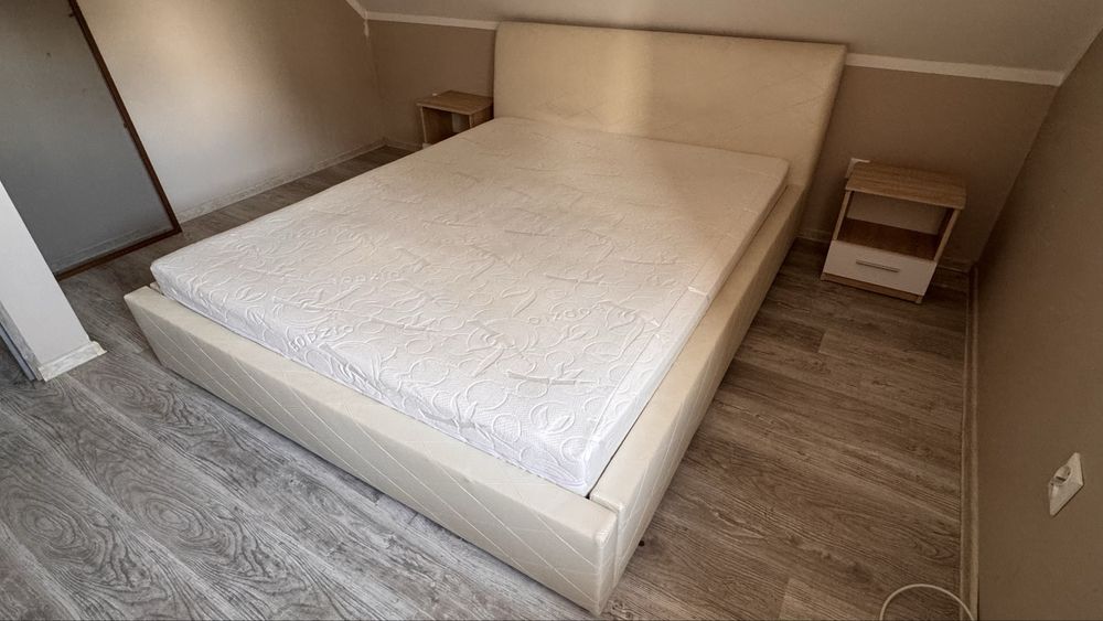 Łóżko do sypialni, żyrandol