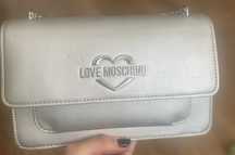 Srebrna torebka Love Moschino na łańcuszku