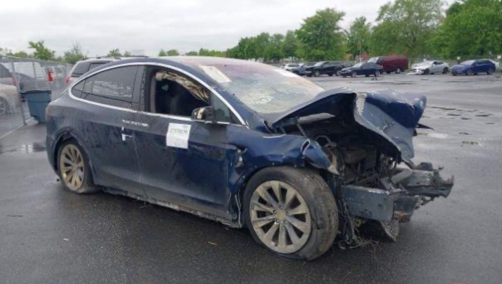 Тесла X продаж в дорозі