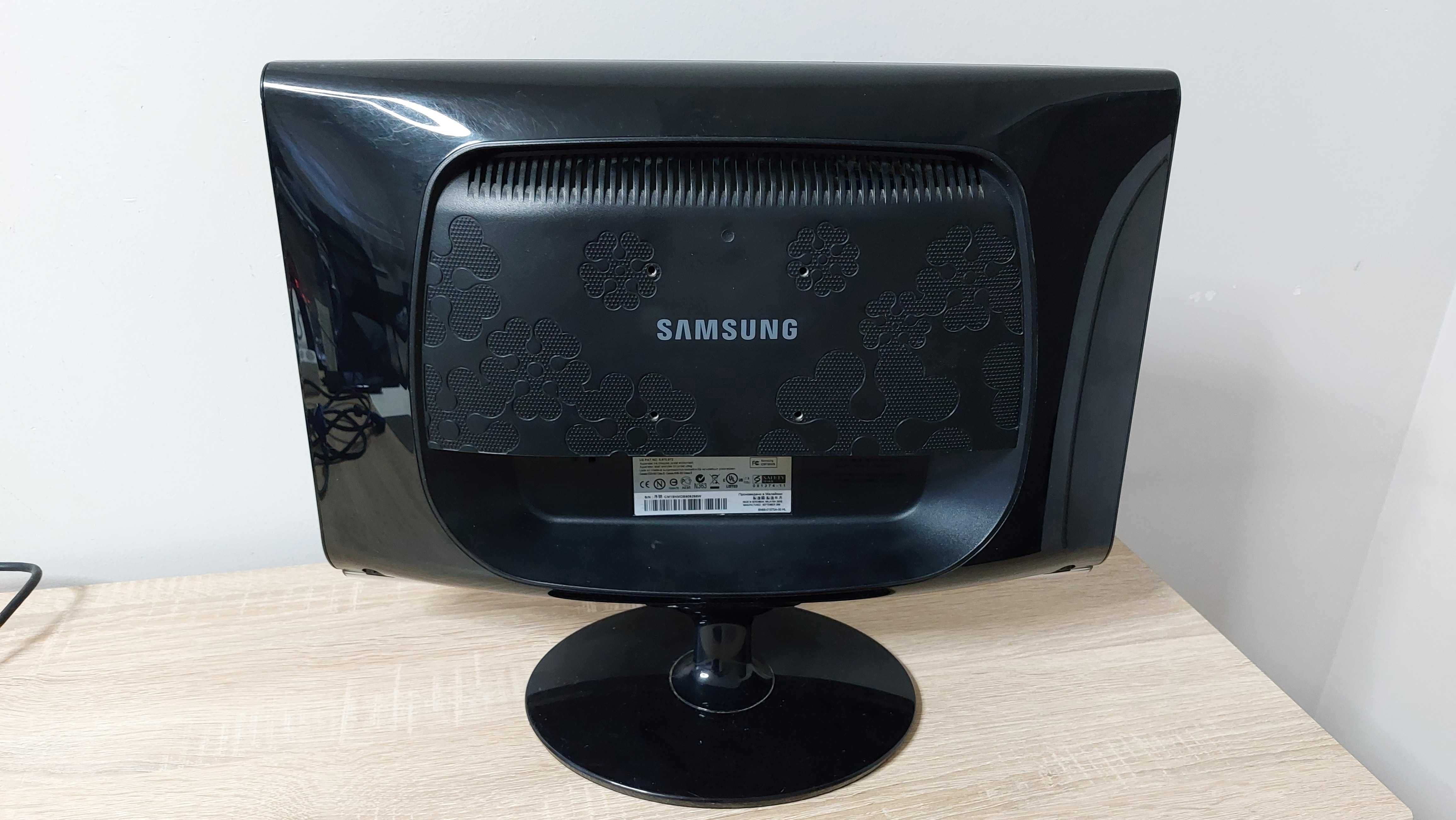 Monitor Samsung SyncMaster 933SN z kablami