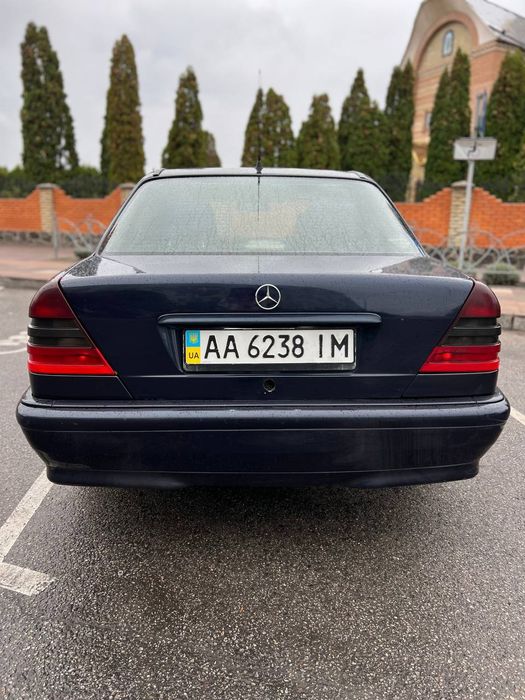 Продам мерсіка с 200 1998 року в гарному стані.
