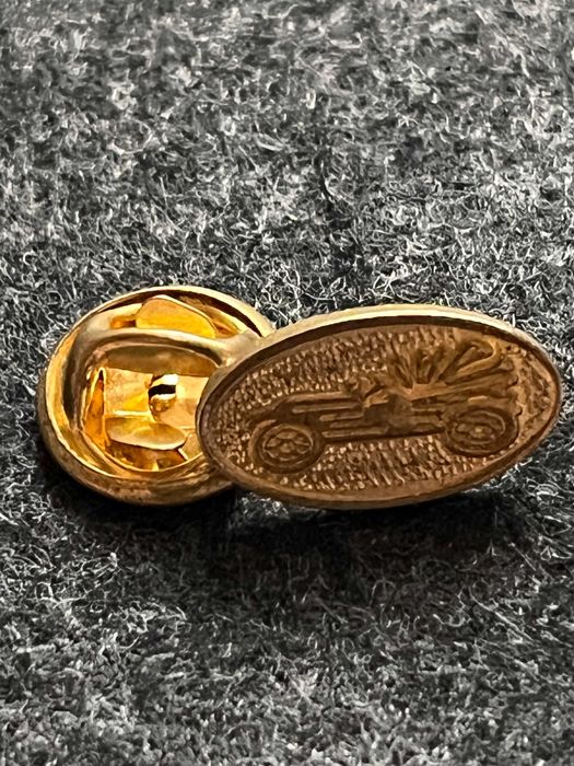 Mała przypinka vintage old car