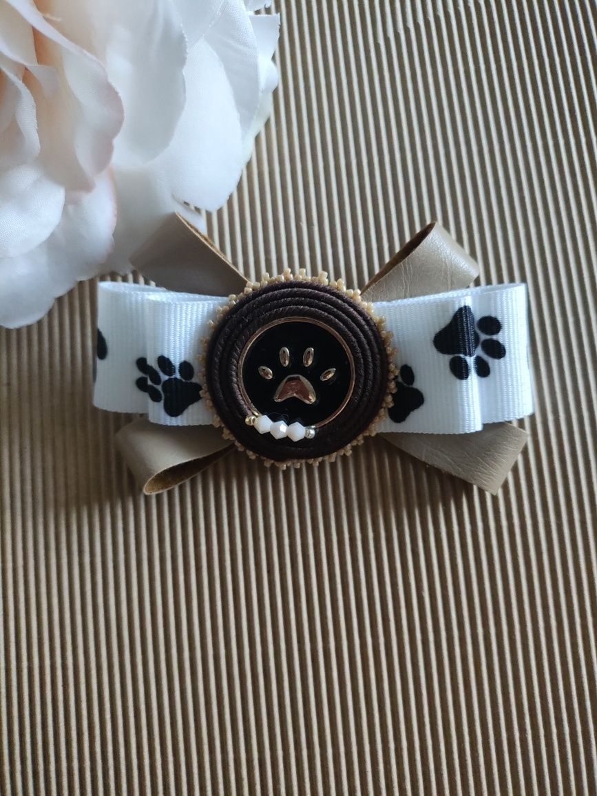 Broszka Łapki, biżuteria artystyczna, rękodzieło, sutasz, handmade