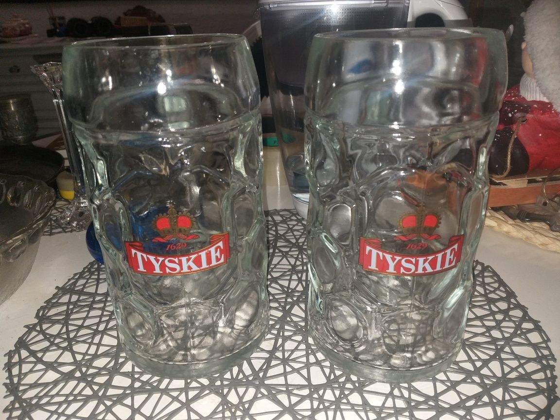 Wykopaliska strychowe,kufle,półmisek,świecznik itp.