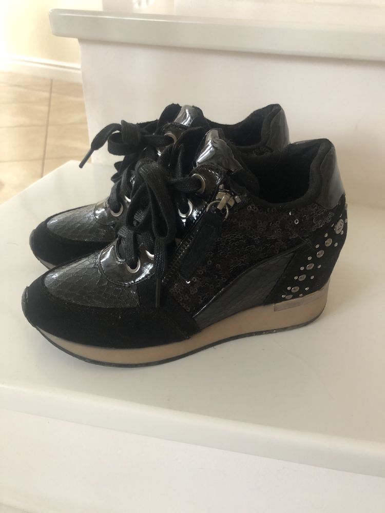 Sneakersy 36 czarne lakierowane na koturnie koturna