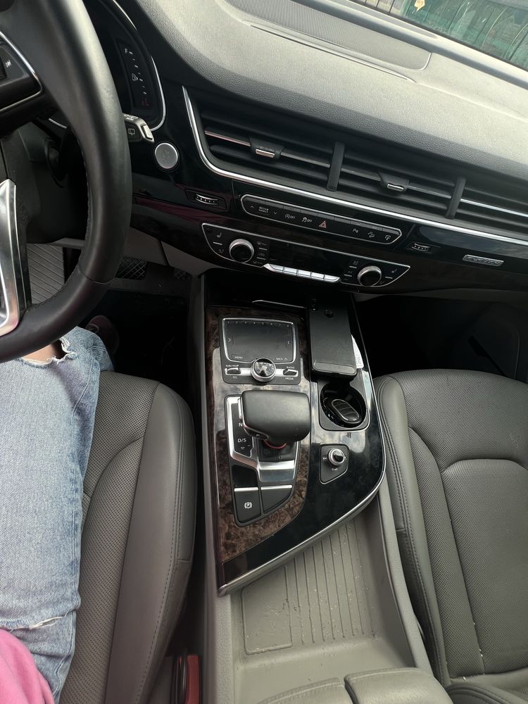 Автомобіль Audi Q7 2016  3.0 бензин