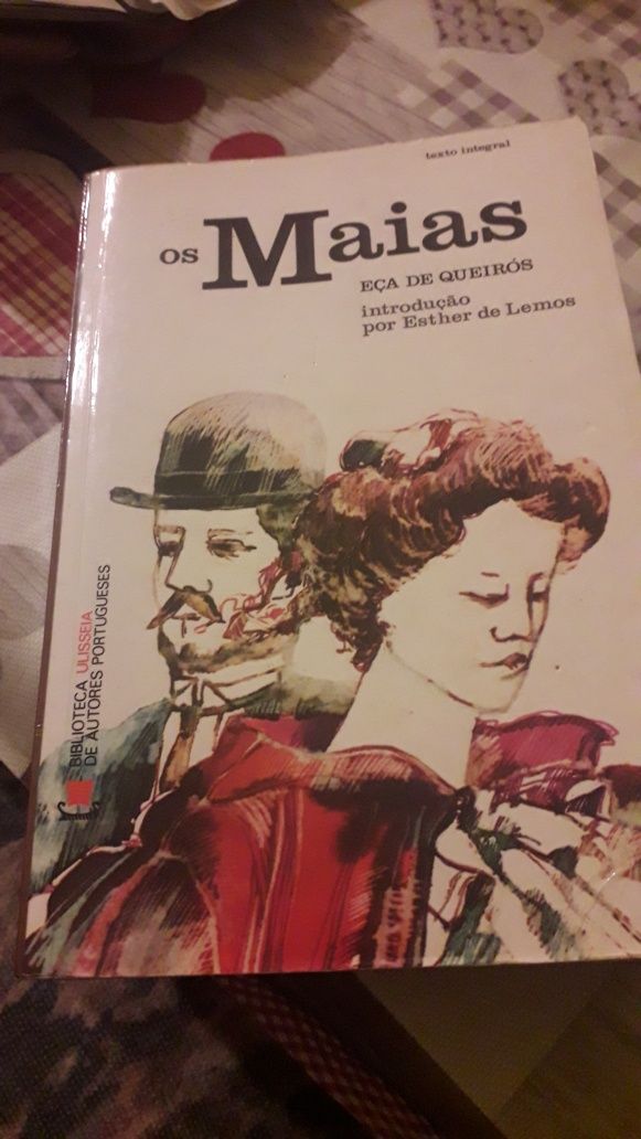 Livro Os maias  .